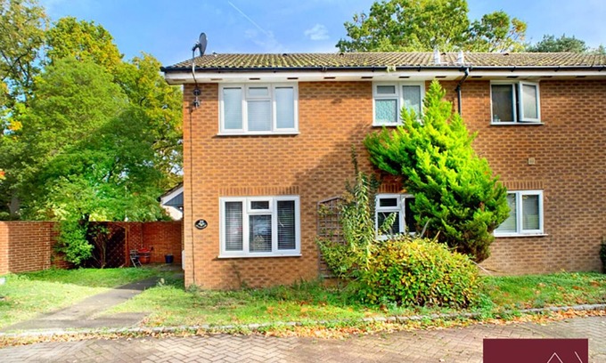 Lightwater House | Lightwater - 1 Bedroom Terrace House