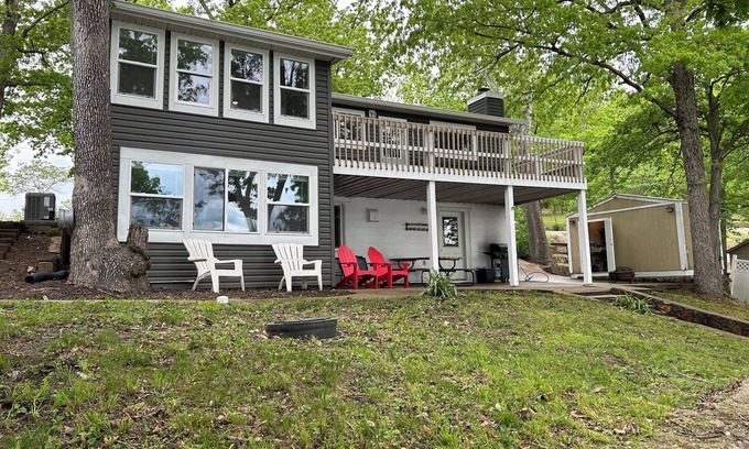 Gravois Mills House | LIKE NEW! Private Lake House in a beautiful wide cove! 5 1/2 MM Gravois Arm