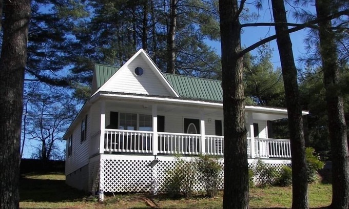 Hiawassee Cottage | Lil White House with Water Trampoline