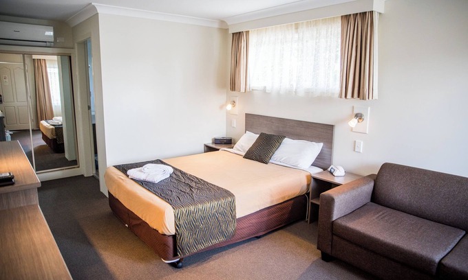 Goulburn Bed & Breakfast | Lilac City Motor Inn Deluxe Queen Room 15