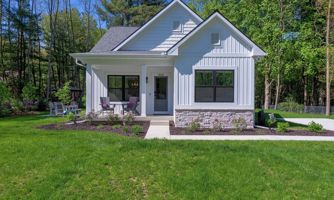 South Haven House | Lilac Cottage-Private getaway close to beach