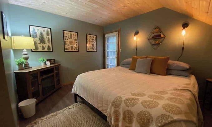 Forks Apartment | Lily Lodge Room near Olympic National Park