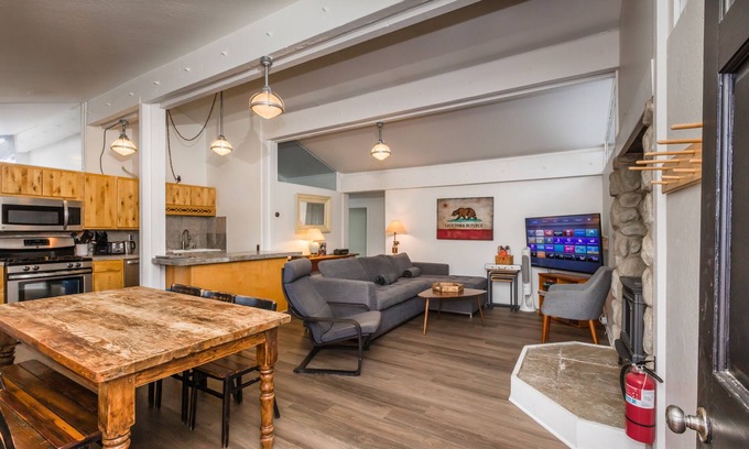 Truckee House | Lily Pad Modern w/AC! + Games, Smart TV's & HOA Amenities (Gym/HotTub/Sauna/Pool)