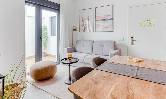Perchel Sur Apartment | limehome Málaga Carmen | One-Bedroom Apt + Terrace