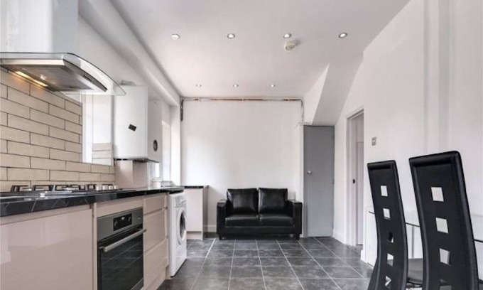 Tower Hamlets House | Limehouse Townhomes A Modern 4-bedroom 3-bathroom Townhome with a Private Garden
