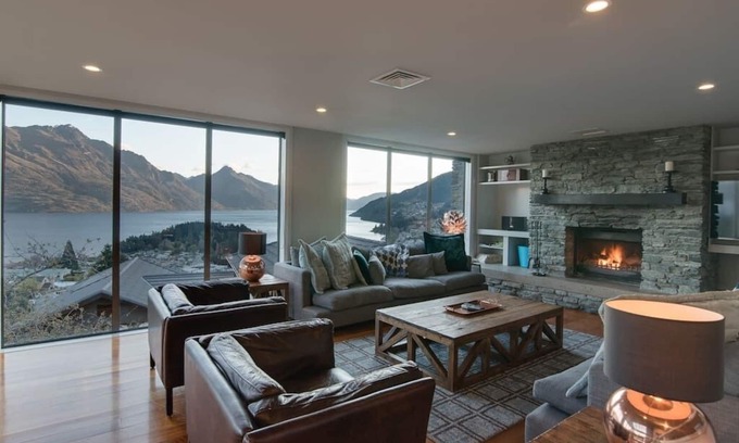 Queenstown City Centre Villa | Limerick Lane | Lake Views, BBQ, Fireplace, A/C