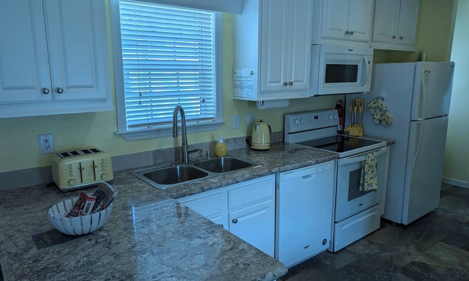 Deltona Lakes Cabin | "Limon Lodge" 70" TV, Central AC, WiFi ,Private patio, Free parking. Quiet.