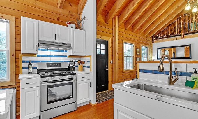 Warren Cabin | Lincoln Cabin 3 Bedroom Cabin