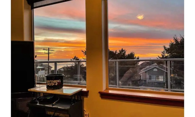 Lincoln City House | Lincoln City Beach House. Decks, views & surf sounds.