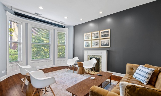 Sheffield and DePaul Condo | Lincoln Park/depaul 8 Bed 1 Parking Spot Sleeps 18 by AllSet Turnover