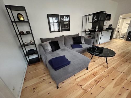 Dutch Quarter Apartment | Linde18 bed&desk