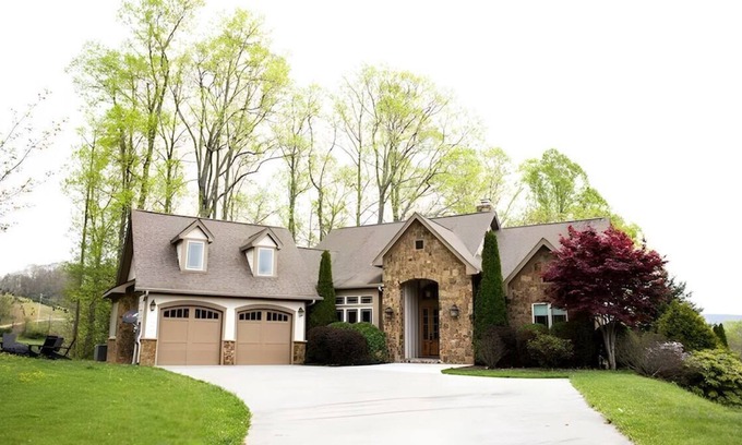 Altamont House | Linville Falls Luxury Cabin w/ hot tub & game room