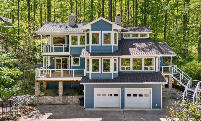 Frank House | Linville Mountain Sanctuary: Light-Filled Home With Epic Views; Disc golf course