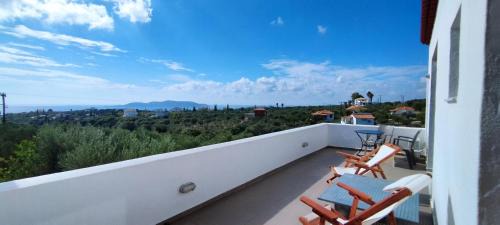 Pylos-Nestoras Villa | LIOFYTO - Stylish villa with views to Foinikounda bay