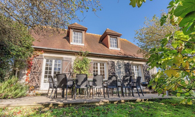 Villers-sur-Mer Villa | Listed villa with large garden with jacuzzi 15 people 300m from the beach shops