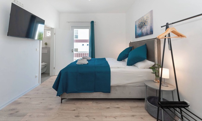 Rommelhausen Apartment | Lit Living-Luxury-Box Spring - Parking