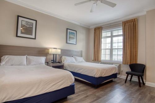 North Litchfield Beach House | Litchfield Beach 2 Queen Room at Seaside Inn