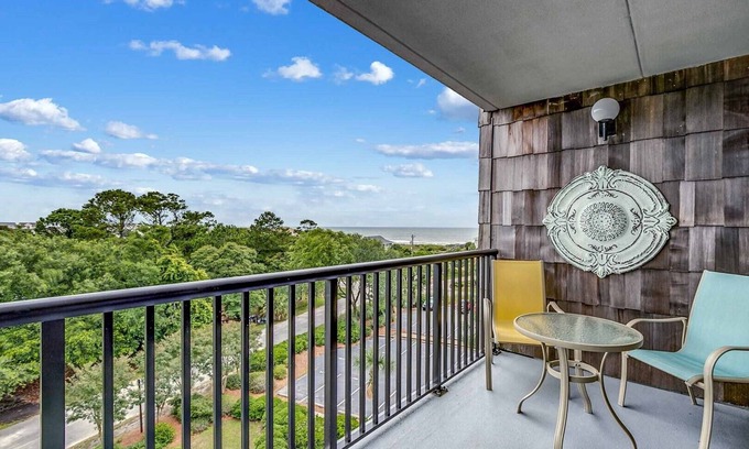 North Litchfield Beach Condo | Litchfield Retreat 504, Pool and Easy Beach Access