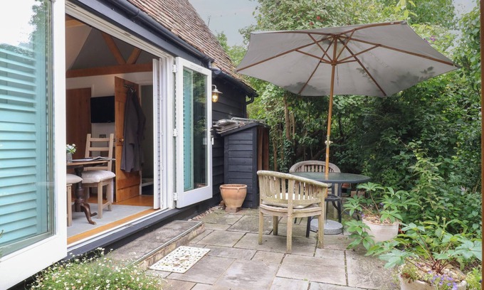 Orwell Cottage | LITTLE BARN, romantic, with a garden in Orwell