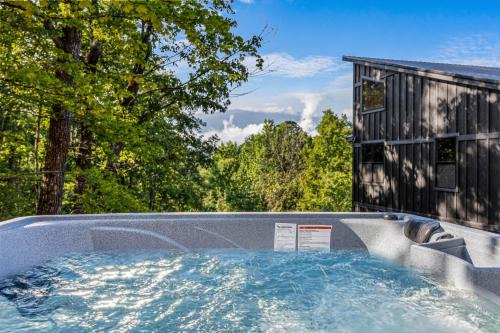 Cosby House | Little Bear Lodge, 3BR2BA private cabin in Cosby, TN Gorgeous outdoor space, fire pit, hot tub
