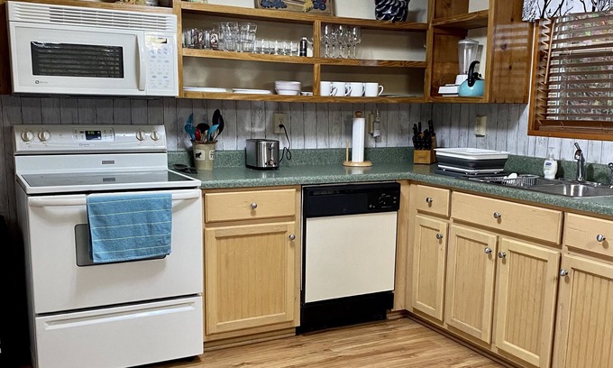 Hiawassee Cabin | LITTLE BEAR LODGE; Cabin w/Mountain View & Hot Tub!