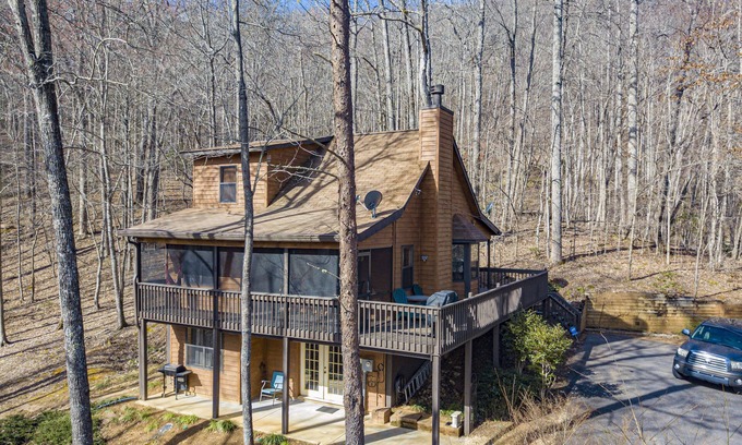 Young Harris Cabin | Little Bear Lodge Vacation Cabin with 2 bedrooms, Internet, and More