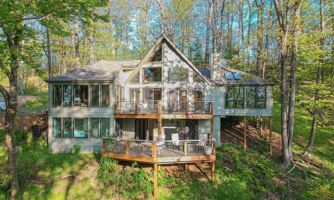 Laurel Ridge House | Little Bear: 4br/4ba, mountain & valley view. Pet friendly!
