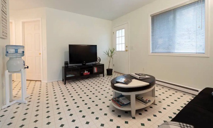 Salt Spring Island House | Little Blue White Cottage 5 min From Main hub Ganges, Ocean, Lakes