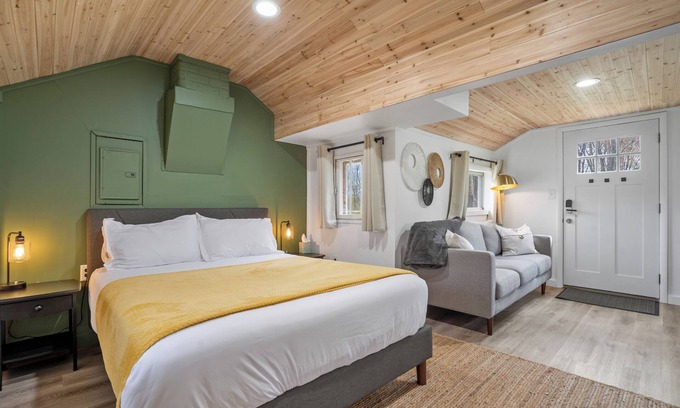 Pigeon Cabin | Little Blue - Renovated Tiny Home - Caseville Beach - Golf - Kayak - Hike