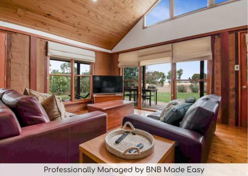 Hillgrove House | Little Bunda Cottage - Charming Mudbrick Stay