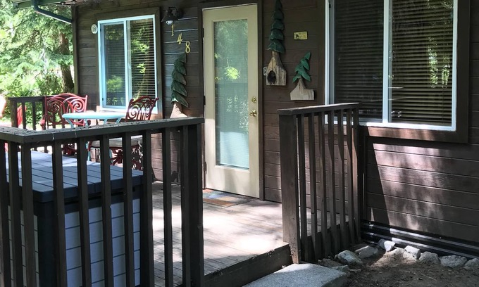 Paradise Estates Cabin | Little Cabin in the Woods. Mt Rainier Nisqually Gate. Cozy cabin for 2