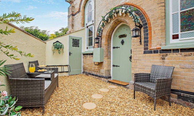 Barnstaple House | Little Chapel - Two Bedroom House, Sleeps 3