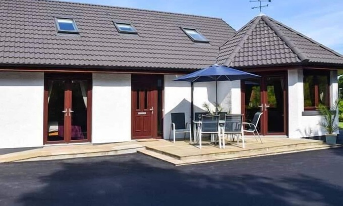 Marybank Cottage | LITTLE CHESTNUT, family friendly, with hot tub in Muir Of Ord