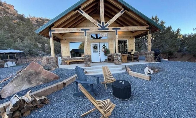 Apple Valley House | Little Creek Mesa Cabin with Zion NP Views-Jacuzzi