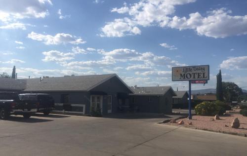 Cottonwood Hotel | Little Daisy Motel