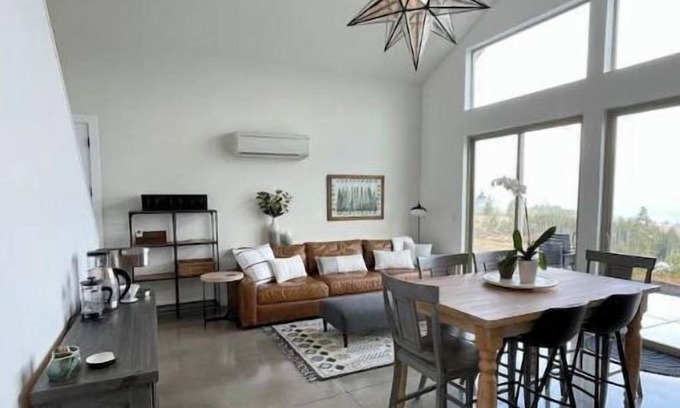 Hillsboro House | Little farm on the peak