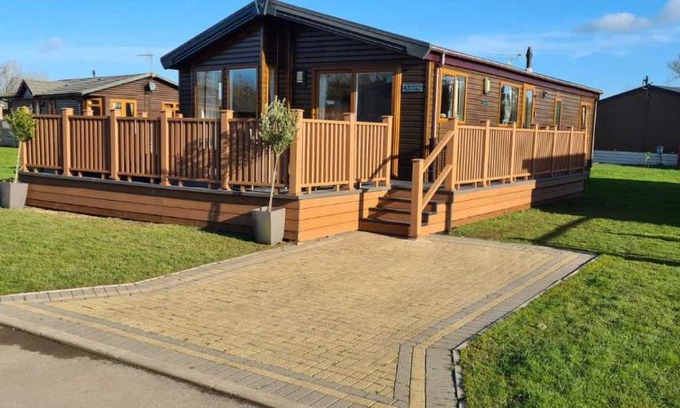 Malton House | Little Gem Lodge with Hot Tub