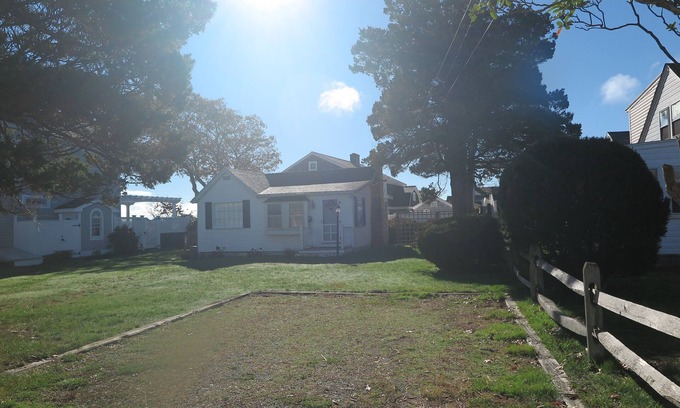 Mara Vista House | Little Gem with stunning water view of Great Bay and 1/4 mile from Bristol Beach