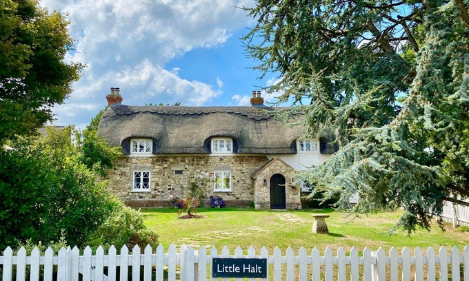 Freshwater House | Little Halt is a charming 17th century thatched cottage overlooking Pound Green