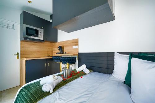 Montgeron Apartment | Little Jungle Jacuzzi