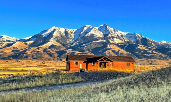 Emigrant House | Little Lodge at Emigrant Peak, Montana Cabin in Paradise Valley, sleeps 6