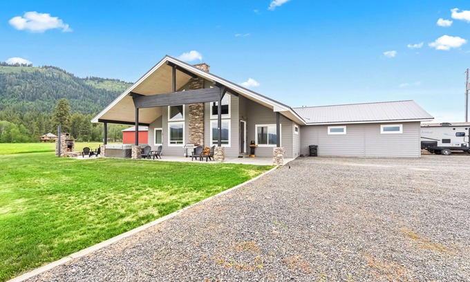 Tamarack House | Little Pine Lodge - Hot tub, Views, Pool table & Family fun!