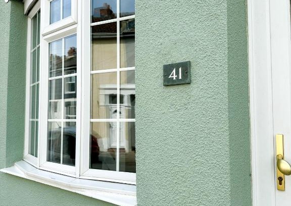 Southsea House | Little Sage House Newly Refurbished with Garden - Hot Tub - Sleeps 6
