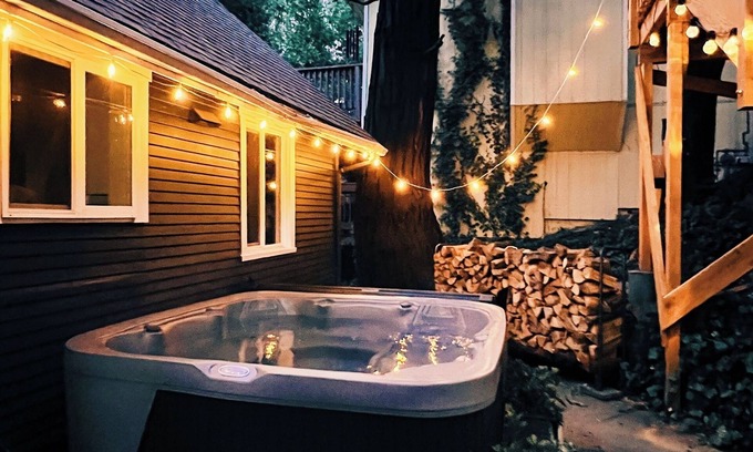 Crestline Cabin | Little Wolf Lodge/Cozy Modern Cabin at Lake Gregory