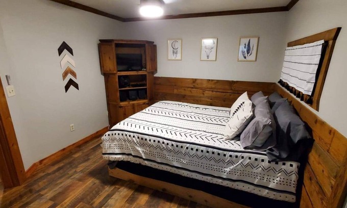 Sulphur Cabin | Little Woods- Cozy Log Cabin in the hills of Lake Arbuckle