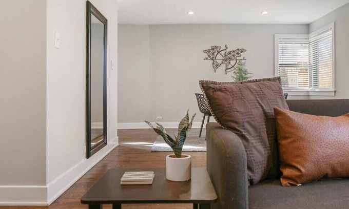 Rogers Park Apartment | Lively 2BR Apartment Near the Beach and Park