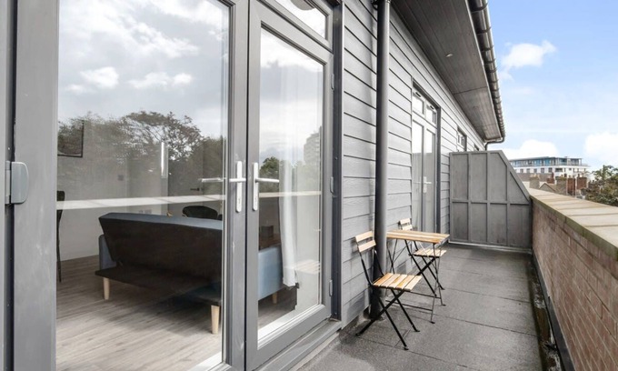 Aylesbury Apartment | Livestay Modern 2Bed Apt /Balcony in Aylesbury9