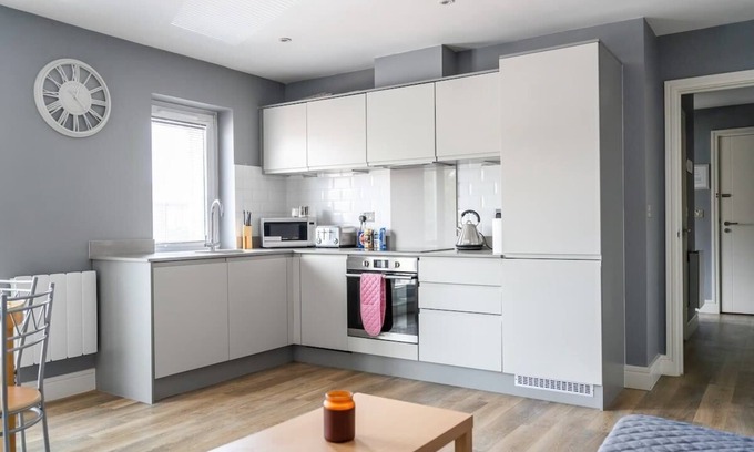 Farnham Common Apartment | Livestay One Bed Apt in Slough with FREE Parking