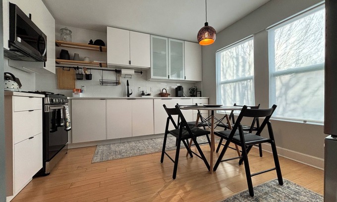 Smyrna House | LiveWorkPlaynearTruistPark- privacy, updated kitchen, fast Wi-Fi & YouTubeTv
