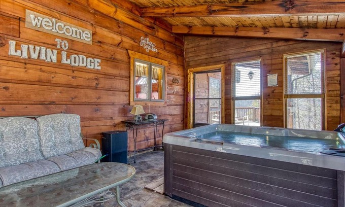 Gatlinburg - Pigeon Forge House | Livin' Lodge, Hot Tub, WIFI, 685 FREE tickets each paid day, Pool Table, WIFI!